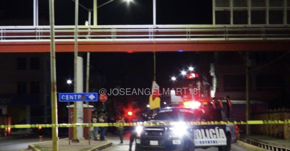 JOSEANGELMART18's tweet photo. Imágenes fuertes⭕️ así fue dejado el cadáver colgado de un puente peatonal en #Fresnillo #Zacatecas hace unas horas cerca al parque #CuartoCentenario el cadáver tenía una cartulina con un mensaje escrito y firmado por un grupo delincuencial. https://t.co/anJ4Y8zdX2