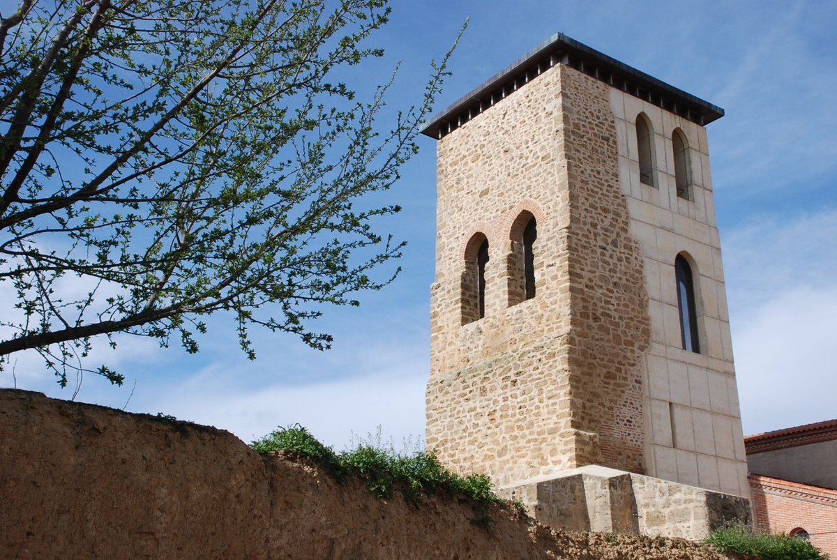 La Iglesia de Santa Maria La Antigua, el Palacio de los Condestables o la Puerta de Villa de San Andrés son solo algunos de los lugares que podrás 👀 visitar en Villalpando. 

Situado en la comarca de Tierra de Campos te encantará visitar cada rincón de historia que guarda 💛