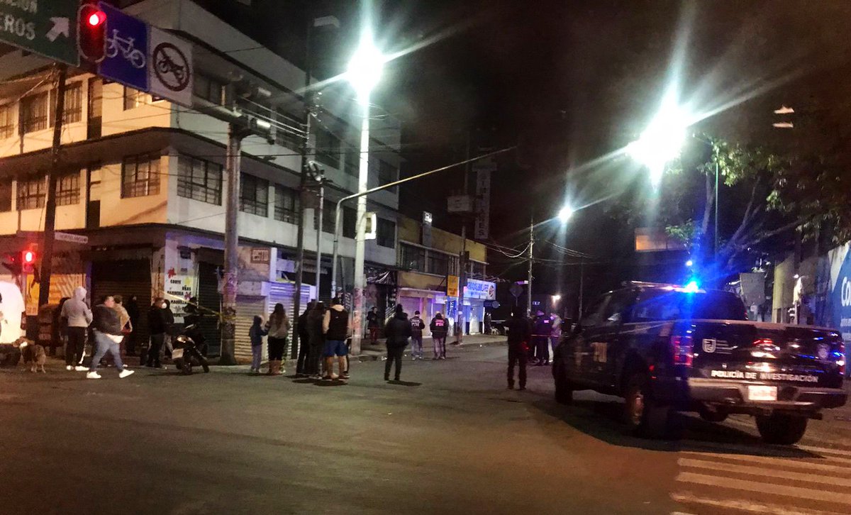 Esta madrugada fue asesinada a balazos una persona en Hortelanos y Eduardo Molina. <a href="/A_VCarranza/">Alcaldía Venustiano Carranza</a>.