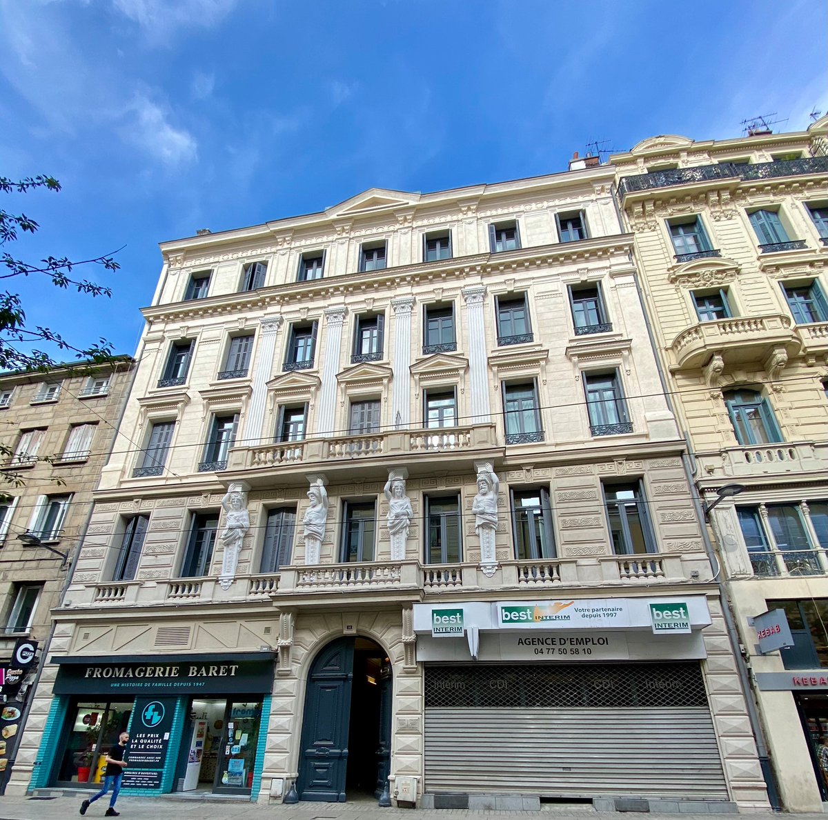 [Façade] Saint-Étienne change et ça se voit ! Depuis 2014, 200 façades ont été rénovées grâce au Plan Façades et Lumière ! Et c'est pas fini ! D'ici à 2026, c'est plus de 300 façades qui vont être rénovées ! À lire sur bit.ly/3zDGcsD