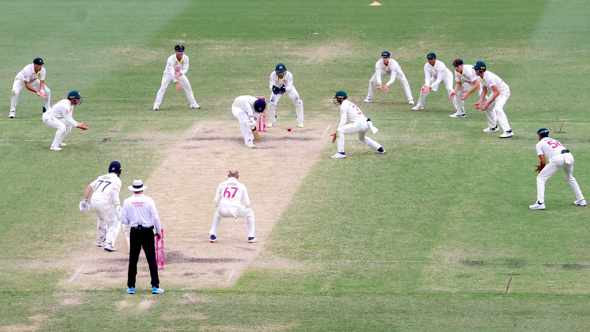 TheCricketerMag's tweet photo. More of this sort of thing, please.

#Ashes https://t.co/FPZTfKWVpi