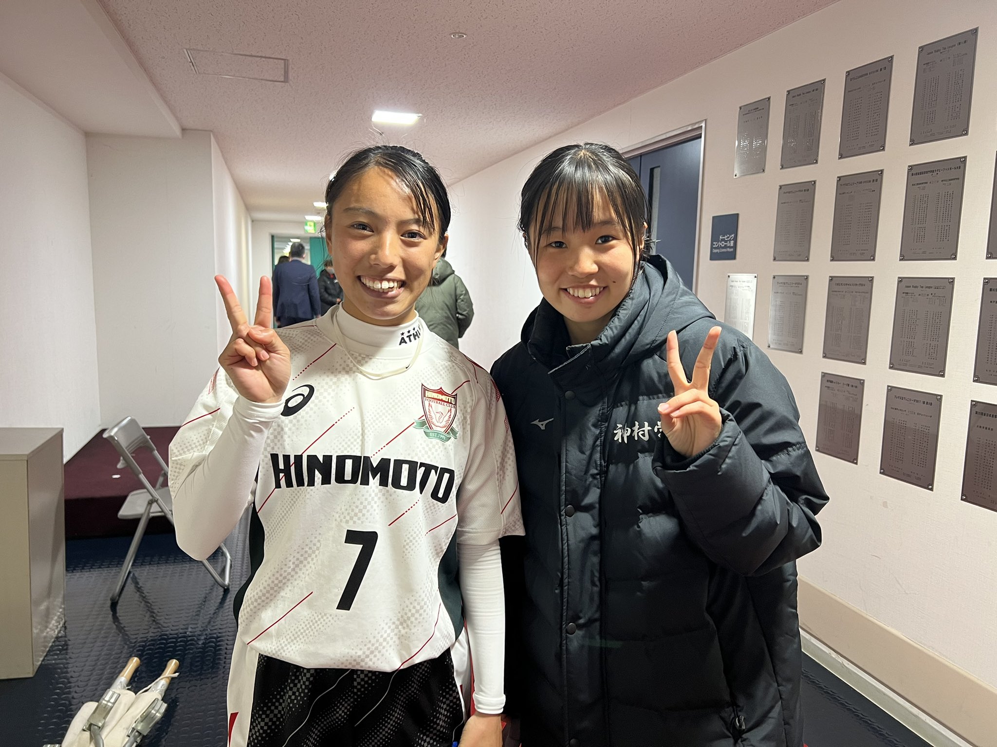 Inac神戸staff ダイハツガールズサッカークリニック後は全日本高校女子サッカー選手権決勝を観戦 表彰式後の両校キャプテンで新加入が内定している箕輪千慧選手 日ノ本学園高校 愛川陽菜選手 神村学園高等部 神村学園高等部の皆さま優勝おめでとう