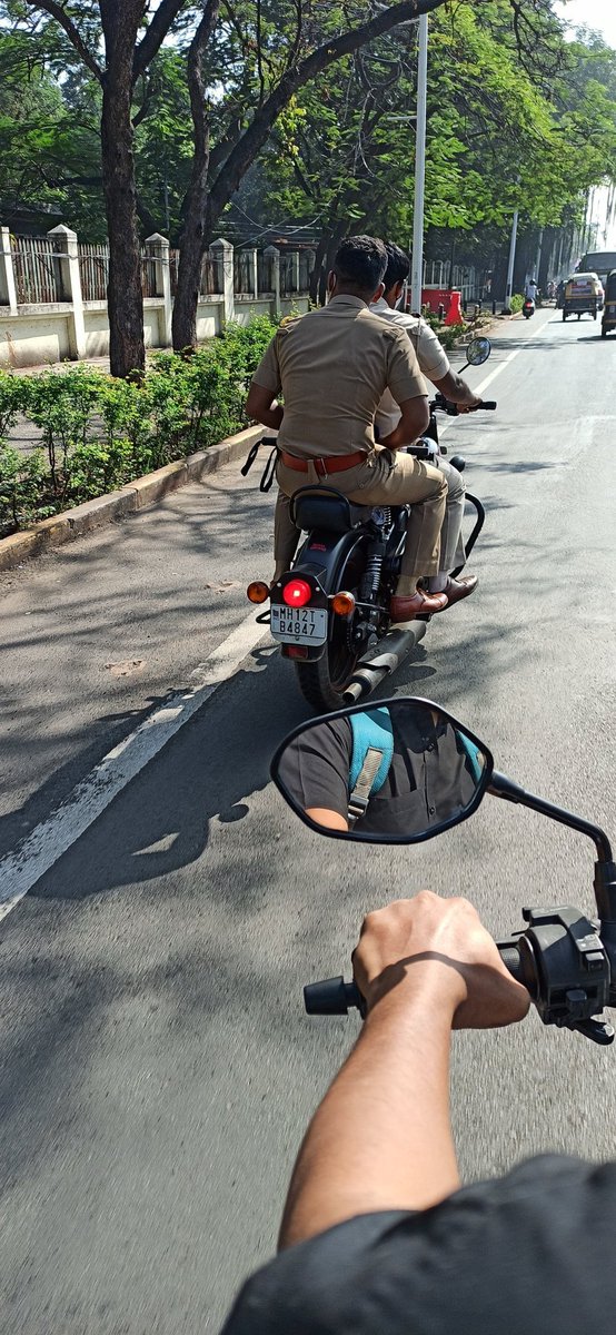ul8ReeOkyP5yvpN's tweet photo. @CPMumbaiPolice #sayyestohelmet https://t.co/J3FFdJWBwA
