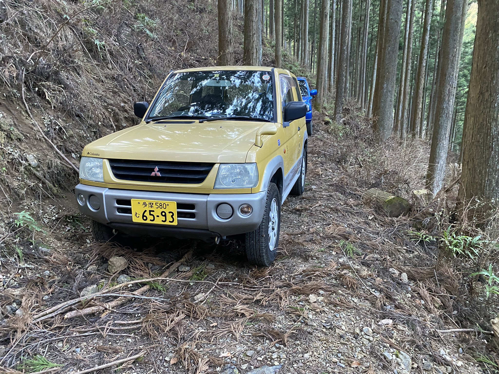 まさぼー パジェロミニでも結構走れると思ってた 直後に腹下突っかえてハマった笑 こんな真剣にノコギリ使う日が来るとは思わなかった パジェロミニ 林道 T Co W4hgy1begp Twitter