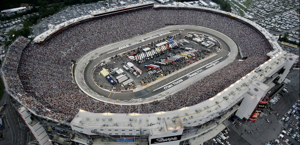 Bristol Motor Speedway in Tennessee holds 150,000 people - although some counting methods suggest the figure could be significantly more… https://t.co/jjG9Sz3fSD