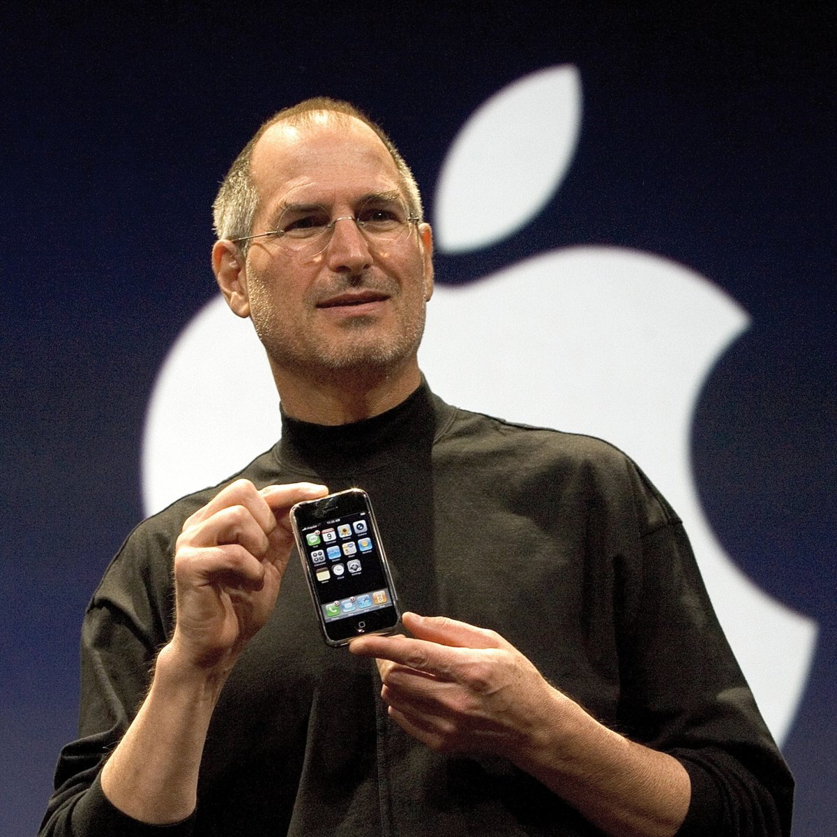 9 января 2007 года Стив Джобс представил первый IPhone. В своём выступлении предприниматель сказал: «Сегодня Apple заново изобрела телефон».