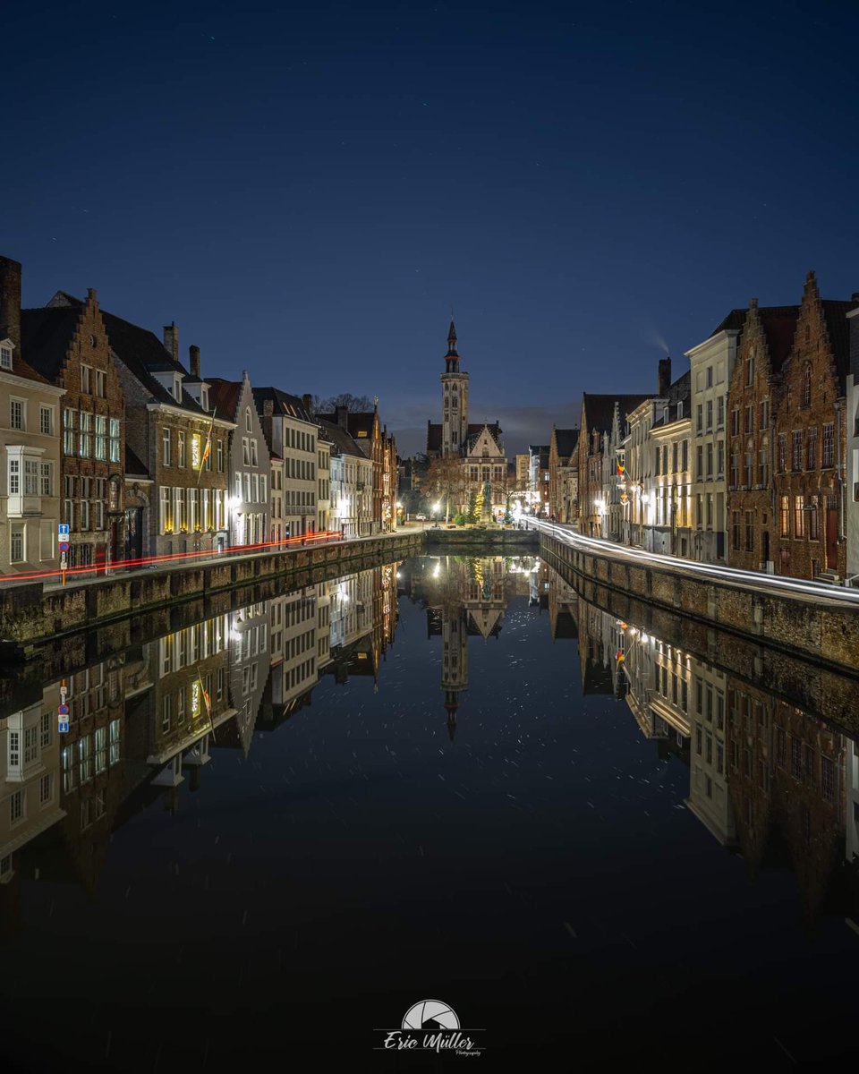 EricMullerPhot1's tweet photo. La magnifique ville de Bruges by night ! 
La photographie urbaine nocturne vous tente? https://t.co/lxb4vnYh3R