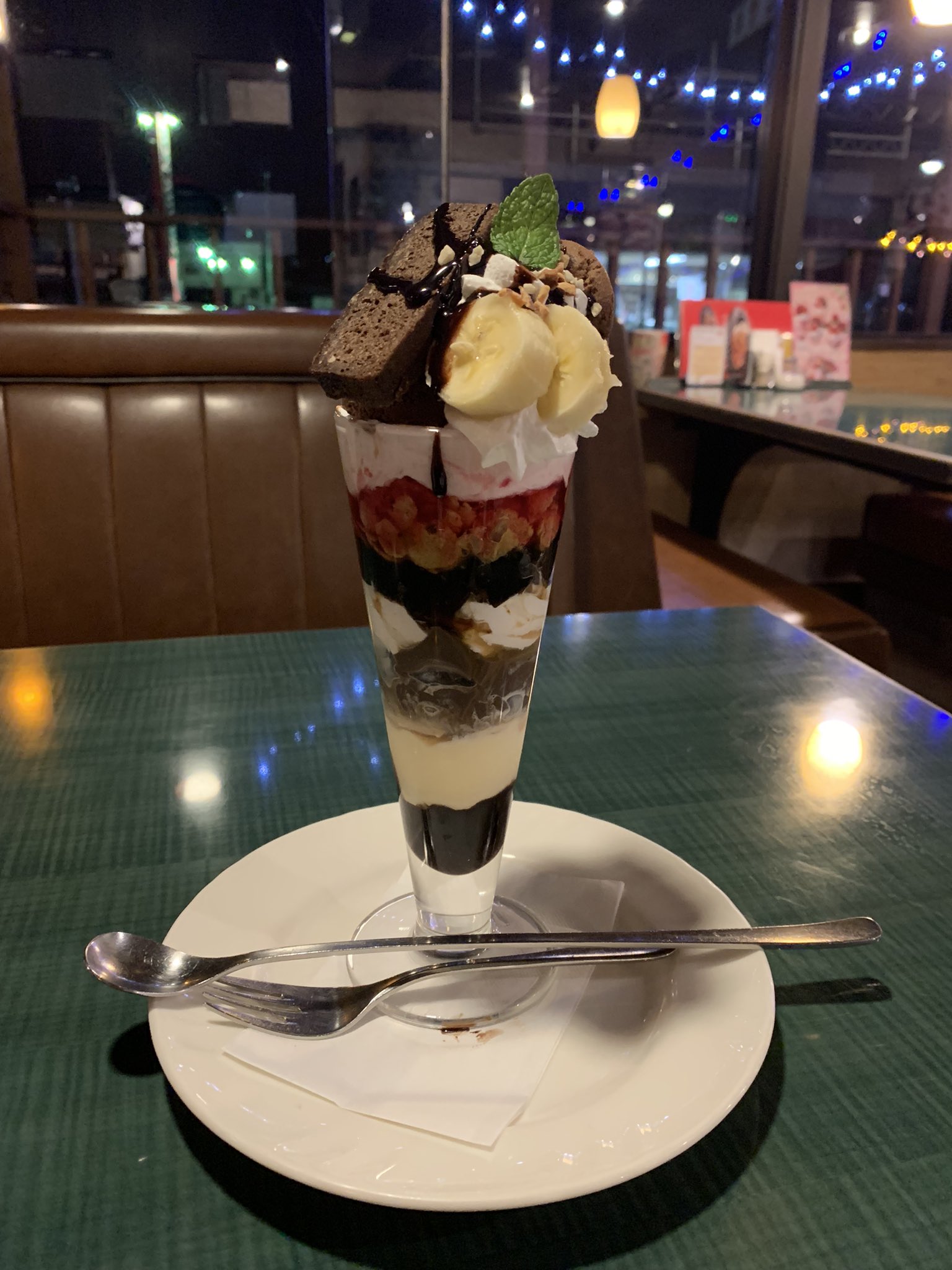 しょこら たん あっぷるぐりむ 佐久店 で チョコレートパフェ ガトーショコラ クッキー バナナ 生クリーム チョコレート ソース チョコアイス 生クリーム コーヒーゼリー チョコプリン コーンフレークなど いい意味でファミレス的な