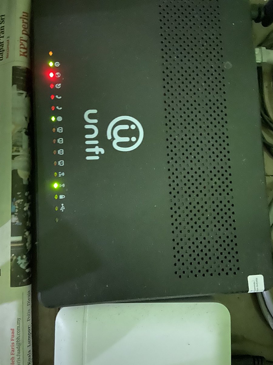 Mukmin89's tweet photo. @unifi knp line internet x dak ni? Naik lampu merah la kt LOS. Tlg bantu ya. https://t.co/9eJQOqKS64
