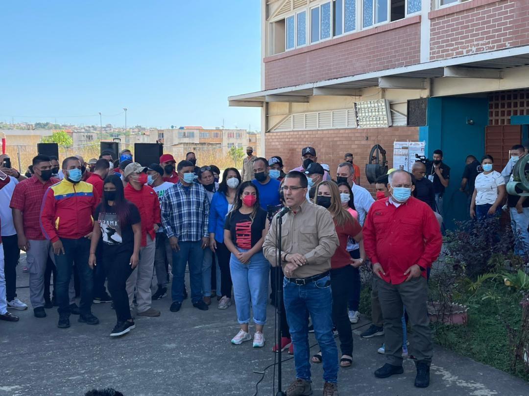 Llega a la Escuela Nacional Bolivariana Hugo Rafael Chávez  Frías el candidato de la ESPERANZA, Jorge Arreaza, a ejercer su derecho al voto. 🇻🇪❤️

 #BarinasVotaPorArreaza