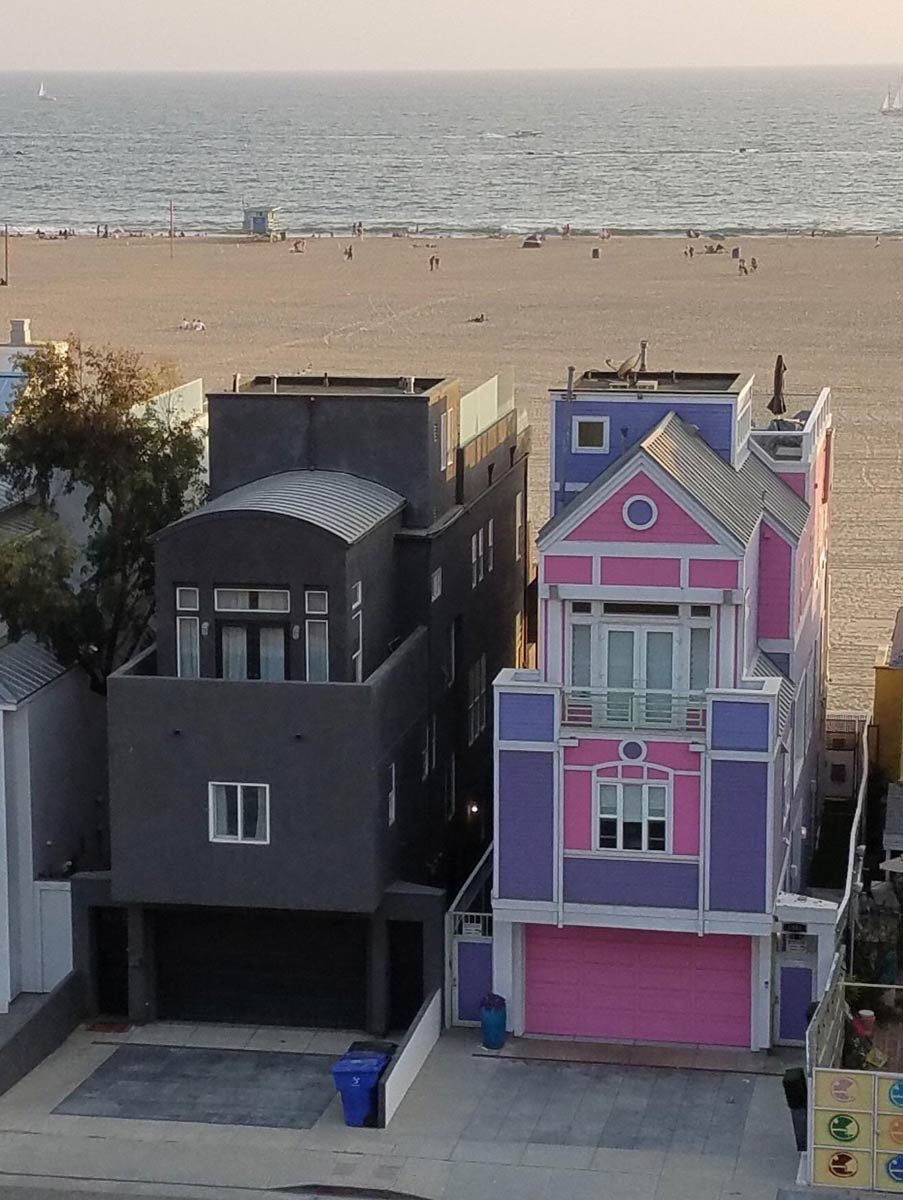 JonyIveParody's tweet image. I didn’t realise that @MKBHD and @ijustine were neighbors… 🤪