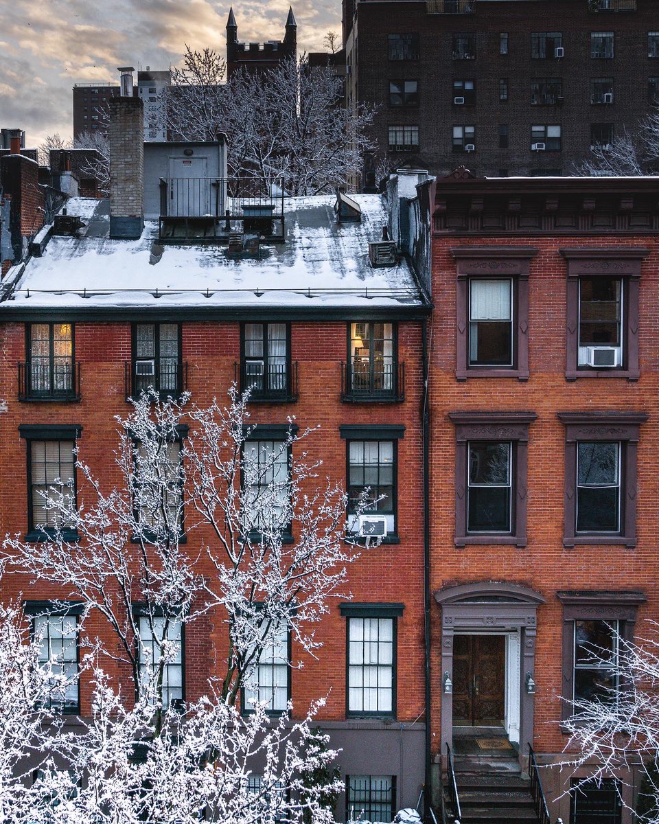 Enjoying it all, during and after the snow ❄️ 
#snowscape #ilovenyc #nycityworld #beautifulbuildings #prettycitynewyork #nyc #thisisnewyorkcity #facadelovers #cityphotography