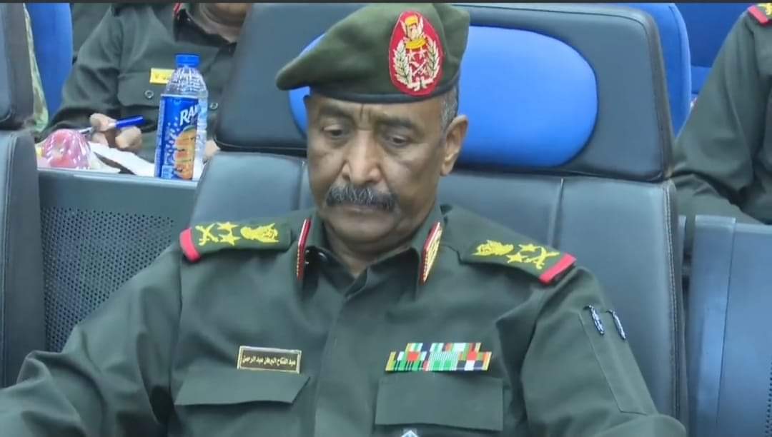 Alsyed33's tweet image. رجل إرتكب مجزرة أثناء التفاوض معه ثم أمضى كل فترة حكمه يكد ويجد ف حياكة المؤامرات سراً وعلانية وداخلياً وخارجياً لوأد الإنتقال الديمقراطي وأنهى كل هذه المغامرات بإنقلاب كامل وواجه رفض الشعب بالتقتيل والتنكيل  وما زال فبالله عليكم كيف يمكن الوثوق
عمر ارباب