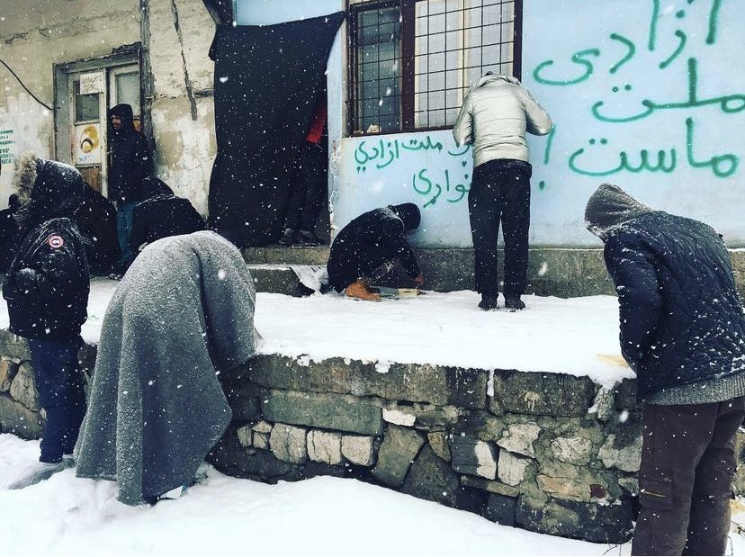 EleonoraCamilli's tweet image. L’algoritmo mi ripropone queste immagini che ho scattato a Belgrado nel gennaio 2017.

Rifugiati (molti minori afgani), -15gradi, accesso vietato alle ong per portare aiuti. 

Ovvero come la Serbia, che protesta per #Djokovic, ha trattato per mesi le persone su #rottabalcanica