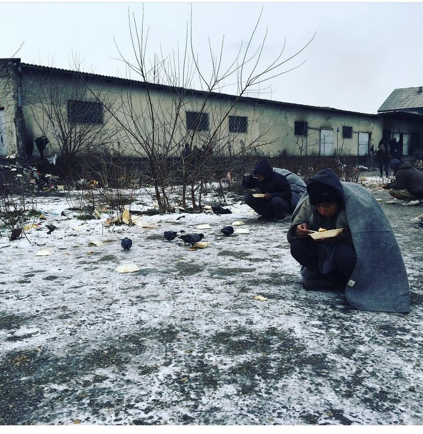 EleonoraCamilli's tweet image. L’algoritmo mi ripropone queste immagini che ho scattato a Belgrado nel gennaio 2017.

Rifugiati (molti minori afgani), -15gradi, accesso vietato alle ong per portare aiuti. 

Ovvero come la Serbia, che protesta per #Djokovic, ha trattato per mesi le persone su #rottabalcanica