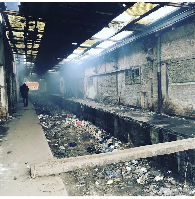 EleonoraCamilli's tweet image. L’algoritmo mi ripropone queste immagini che ho scattato a Belgrado nel gennaio 2017.

Rifugiati (molti minori afgani), -15gradi, accesso vietato alle ong per portare aiuti. 

Ovvero come la Serbia, che protesta per #Djokovic, ha trattato per mesi le persone su #rottabalcanica