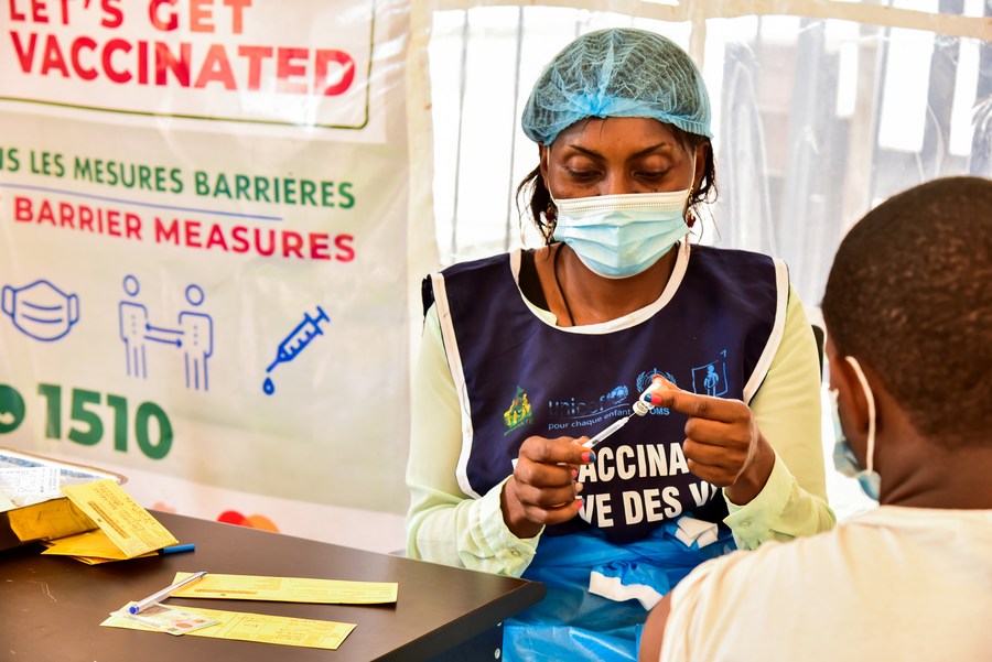 XHNews's tweet photo. #Africa's #COVID19 cases hit 10 mln mark with rapid transmission of #Omicron variant, which has surfaced in at least 33 nations, highlighting need to strengthen global solidarity against the pandemic #WorldInsight https://t.co/lfrhiZt2QX https://t.co/xJAB4Hz6uK