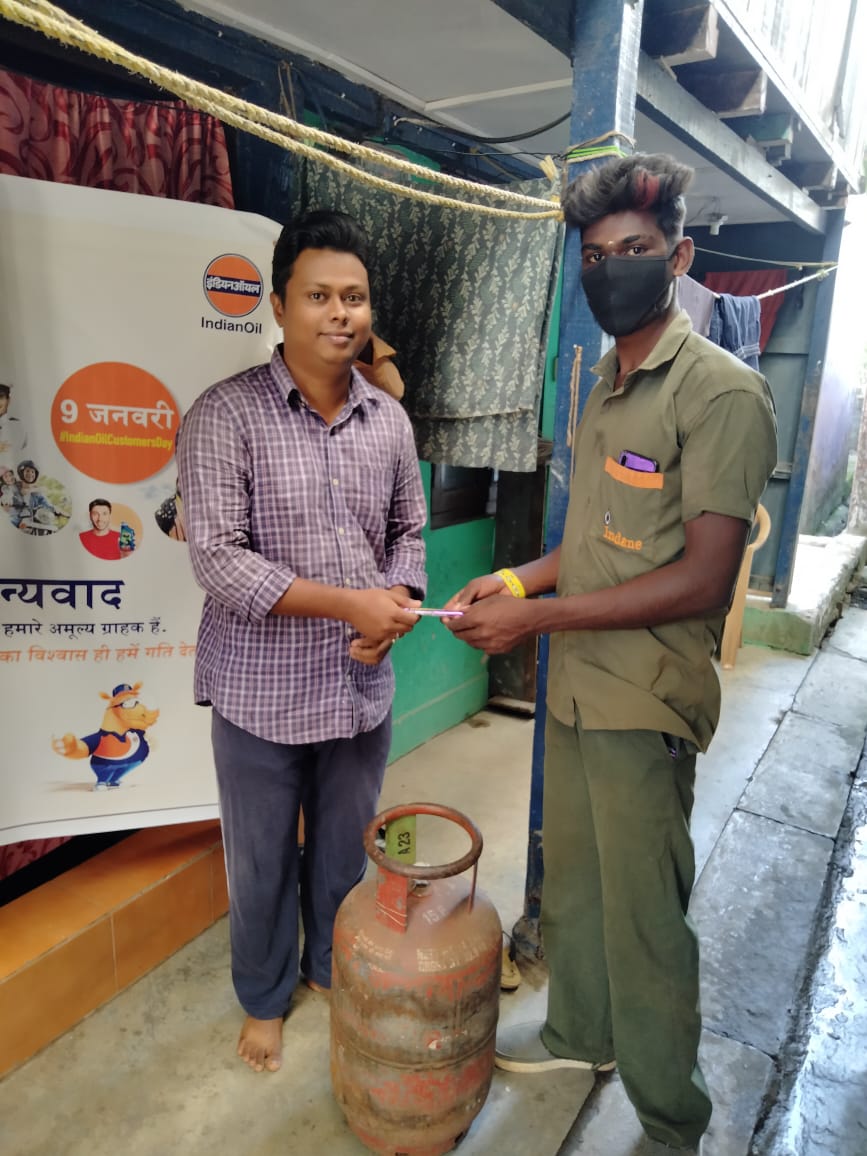 Distribution of Toffees to the customers during cylinder delivery by M/s G.K. Indane, at South Andaman, Andaman and Nicobar on the occasion of Indianoil customer day #IndianOilCustomersDay  
<a href="/Indianoilcl/">Indian Oil Corp Ltd</a> <a href="/Chairmaniocl/">ChairmanIOC</a>