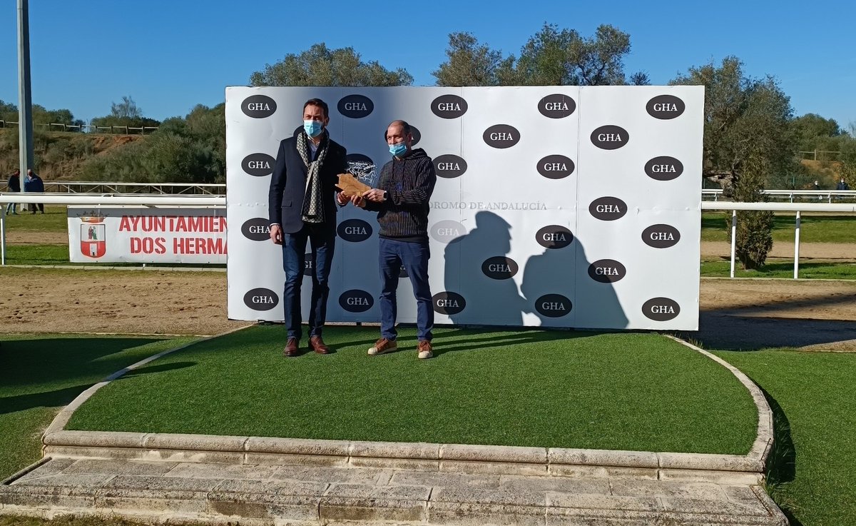 GranHipodromo2H's tweet photo. 🏇🏆 D. @tomasroru , Presidente de FENACO ASOC. NAZARENA DE COMERCIANTES, hace entrega del trofeo a la Cuadra ALGEMESI

¡Felicidades!

#TurfHipódromo2H #CarrerasDeCaballos #GranHipódromoDeAndalucía #turf https://t.co/d5thGRNdBM