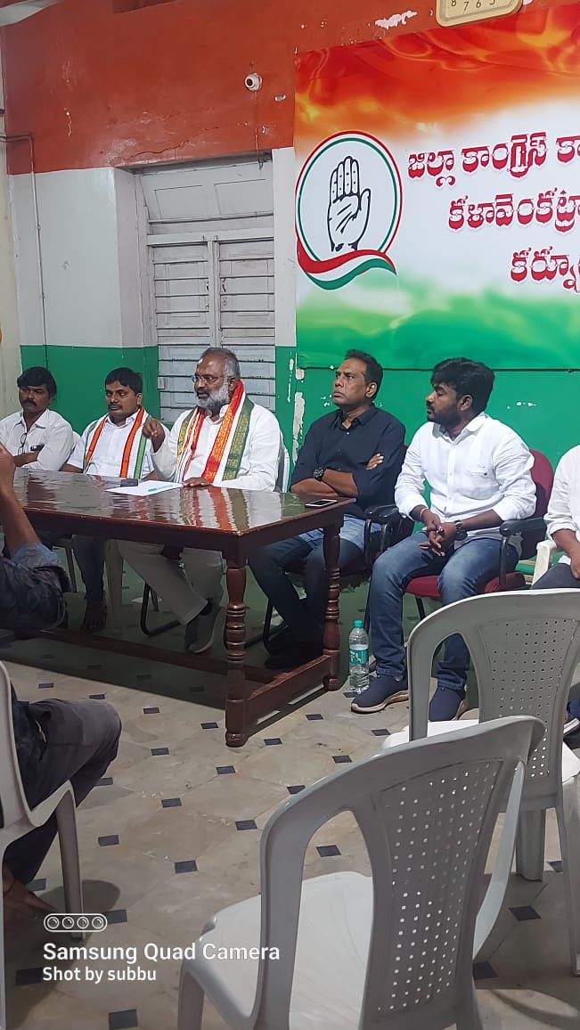 ShaliDada's tweet photo. నిన్న కర్నూలు జిల్లా బండి ఆత్మకూరు లో జరిగిన మసీదు స్థలం విషయంలో  జరిగిన  దాడికి సంబంధించి   గాయపడిన కుటుంబాలకు పరామర్శించడానికి వెళ్తున్న  రాష్ట్ర కాంగ్రెస్ పార్టీ మైనారిటీ  అధ్యక్షులు దాదా గాంధీ గారిని అడుగడుగునా అడ్డంకులు సృష్టిస్తూ అరెస్టు చేయడం జరిగి https://t.co/w22gzCbiFJ