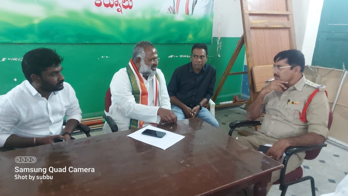 ShaliDada's tweet photo. నిన్న కర్నూలు జిల్లా బండి ఆత్మకూరు లో జరిగిన మసీదు స్థలం విషయంలో  జరిగిన  దాడికి సంబంధించి   గాయపడిన కుటుంబాలకు పరామర్శించడానికి వెళ్తున్న  రాష్ట్ర కాంగ్రెస్ పార్టీ మైనారిటీ  అధ్యక్షులు దాదా గాంధీ గారిని అడుగడుగునా అడ్డంకులు సృష్టిస్తూ అరెస్టు చేయడం జరిగి https://t.co/w22gzCbiFJ