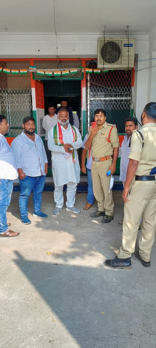 ShaliDada's tweet photo. నిన్న కర్నూలు జిల్లా బండి ఆత్మకూరు లో జరిగిన మసీదు స్థలం విషయంలో  జరిగిన  దాడికి సంబంధించి   గాయపడిన కుటుంబాలకు పరామర్శించడానికి వెళ్తున్న  రాష్ట్ర కాంగ్రెస్ పార్టీ మైనారిటీ  అధ్యక్షులు దాదా గాంధీ గారిని అడుగడుగునా అడ్డంకులు సృష్టిస్తూ అరెస్టు చేయడం జరిగి https://t.co/w22gzCbiFJ