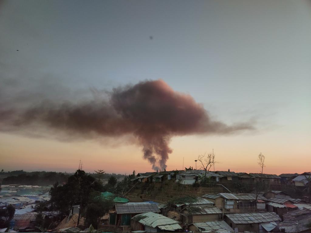 Again, another devastating fire happing now in #Rohingya refugee in Cox's Bazar. Location: Camp 16.
Started at 4:55 PM
Getting Large.. 

#Fire #Disaster #Help #RohingyaRefugee #Bangladesh https://t.co/nA73vd8UjK