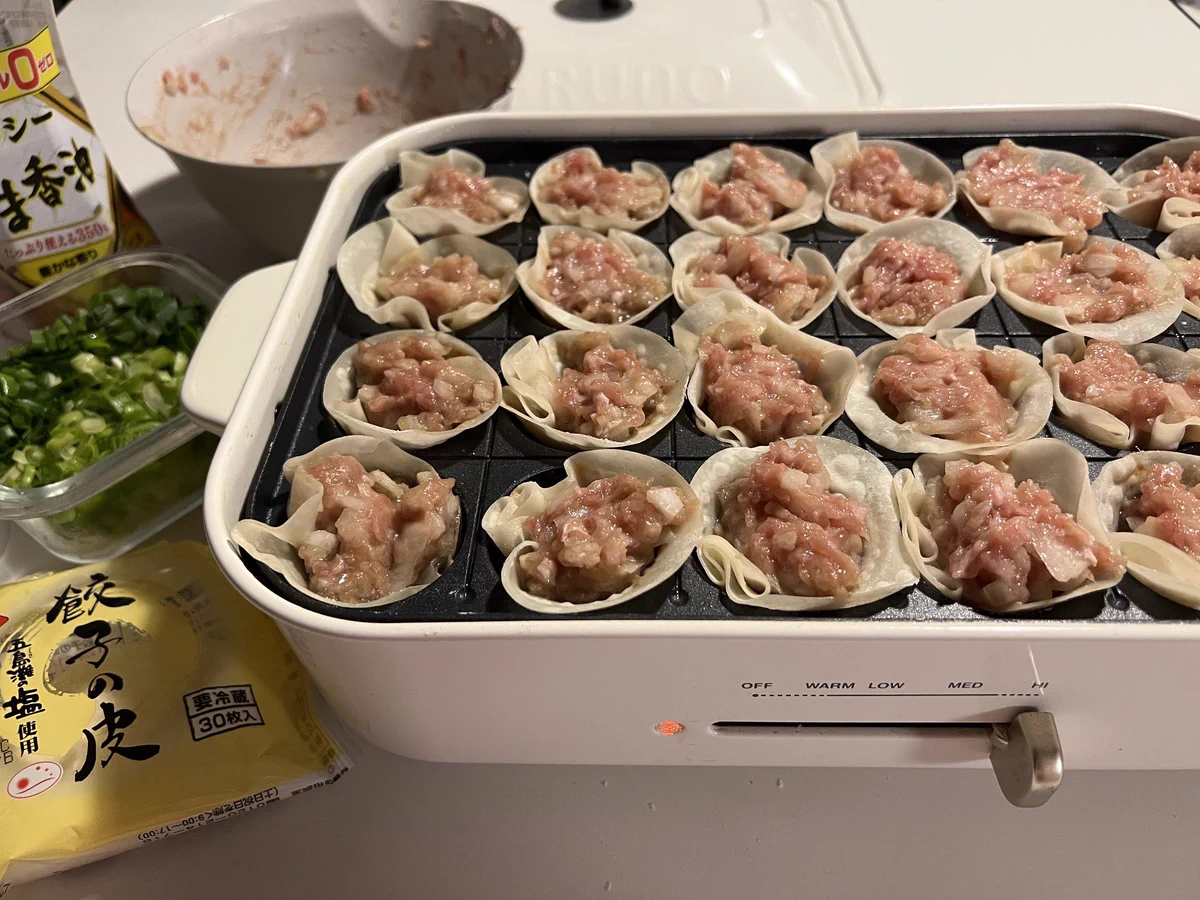 たこ焼き器でシューマイを作ると？皮がパリパリになって美味い！