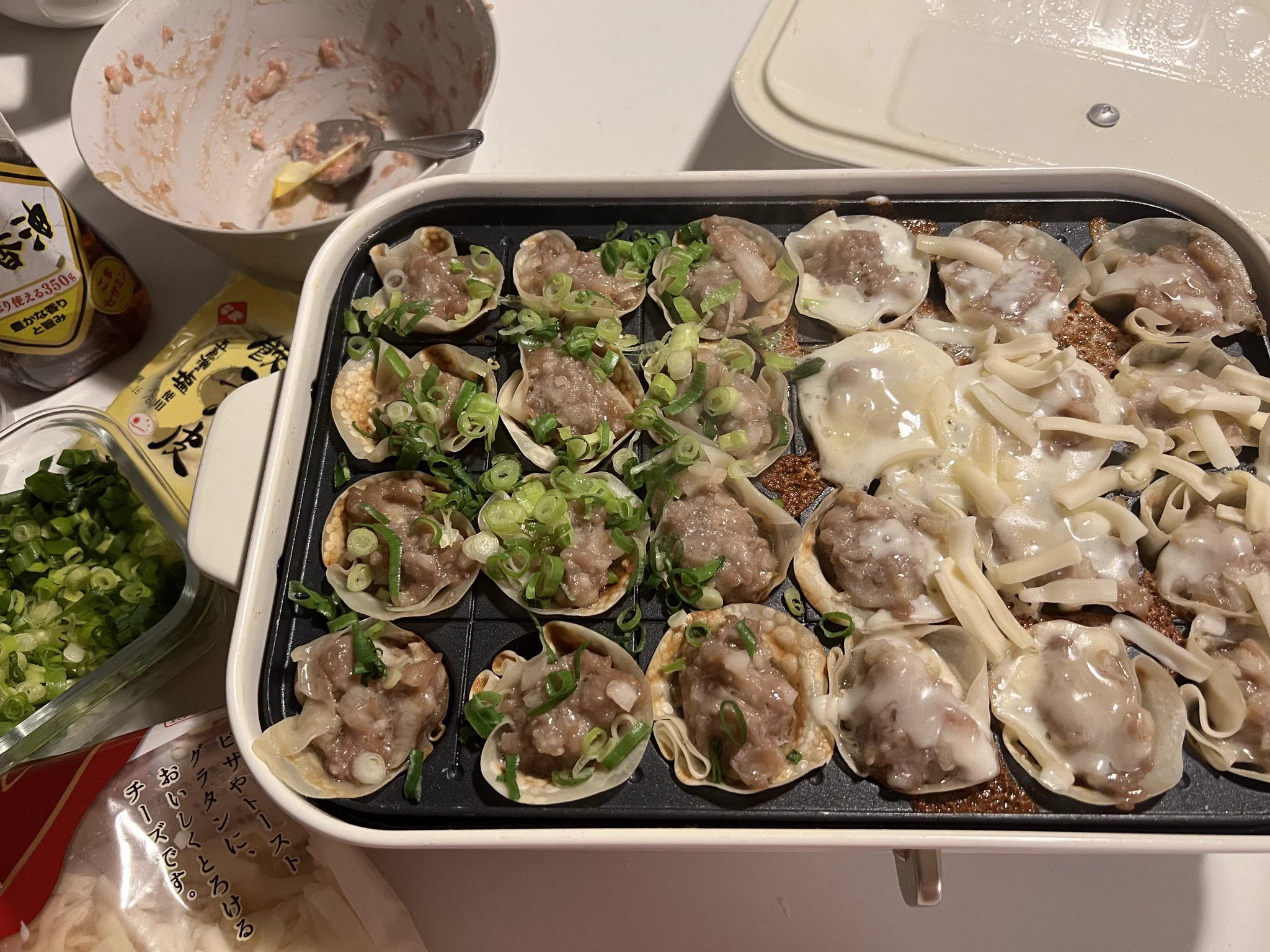 たこ焼き器でシューマイを作ると？皮がパリパリになって美味い！