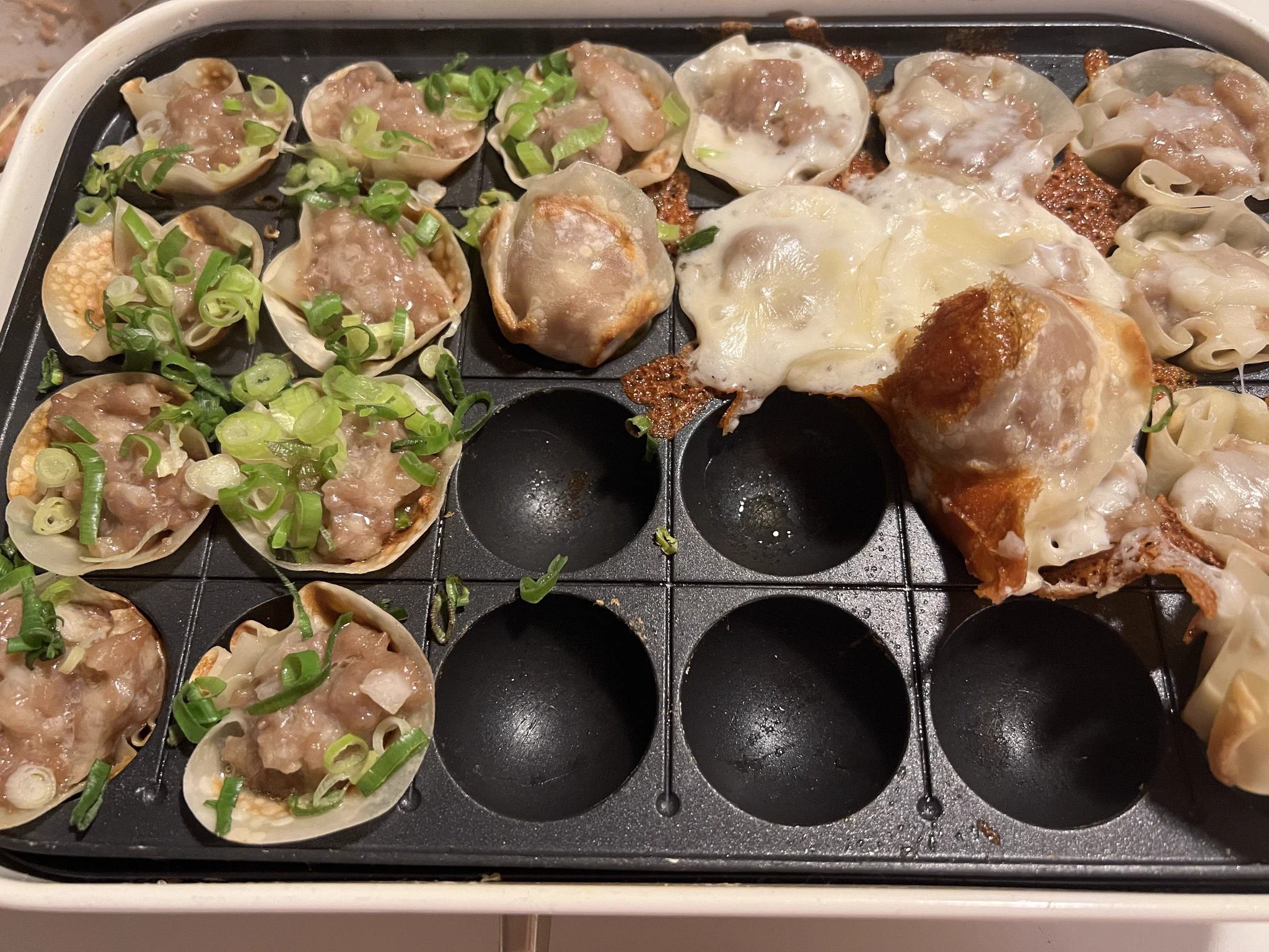 たこ焼き器でシューマイを作ると？皮がパリパリになって美味い！