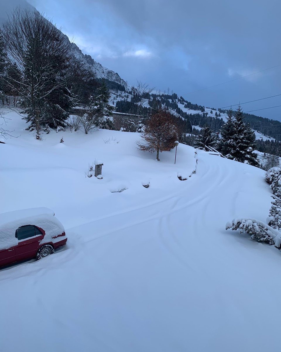 saeckelmeister's tweet photo. In der Nacht hat es frischen Pilverschnee gegeben☃️🌧❄️ #pulverschnee #neuschnee #winter #winterfun #berge #swissmountains #glarnerland #switzerland #skiliftschilt @skiliftschilt @glarnerlandtourismus https://t.co/Cei5AimBeR