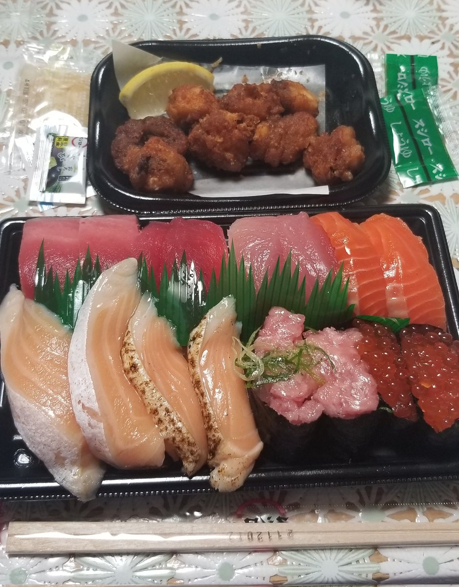 JiaWu_JC's tweet photo. Dinner! 😋🍣
#sushi #salmonandtunasushi #friedoctopus https://t.co/kXMv5v8BRb