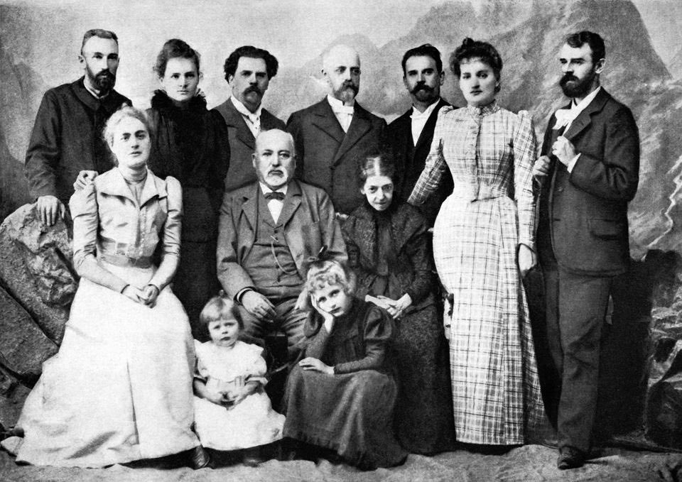 Dominik Andrzejczuk no Twitter: "The Skłodowski-Curie family - at the back  to the left is Pierre Curie with his wife, Maria Skłodowska-Curie. With  their Nobel prize win in 1903, the Curies became