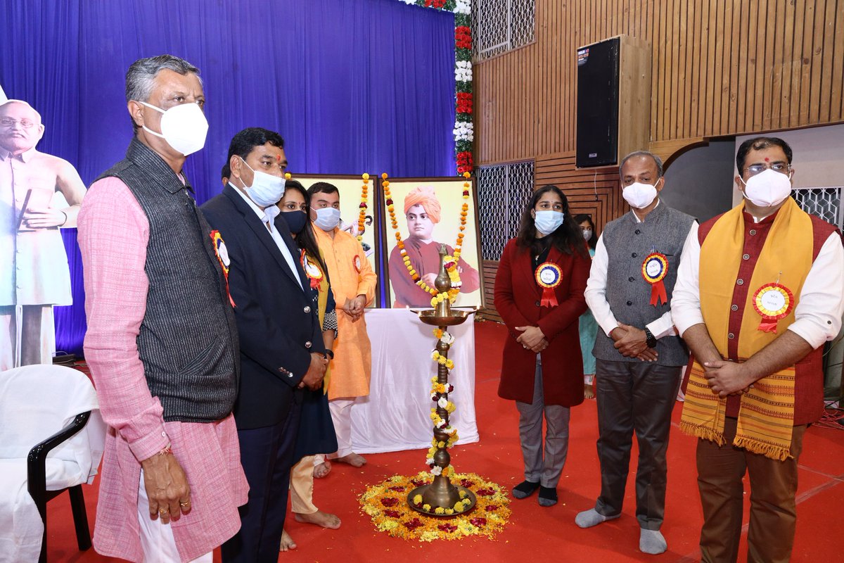 BabitaPhogat's tweet image. अभाविप गुजरात प्रांत के 53वें प्रांत अधिवेशन के शुभारंभ अवसर पर मुख्य अतिथि के रूप में शामिल होने का अवसर मिला।इस अवसर पर गुजरात के उच्च एवं तकनीकी शिक्षा राज्यमंत्री @kuberdindor एवं अभाविप के राष्ट्रीय अध्यक्ष @DrCNPatel शामिल हुए।उनकी गरिमामई उपस्थिति में कार्यक्रम संपन्न हुआ।