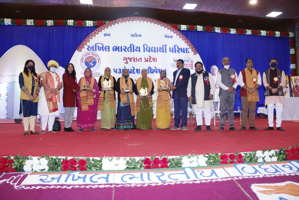 BabitaPhogat's tweet image. अभाविप गुजरात प्रांत के 53वें प्रांत अधिवेशन के शुभारंभ अवसर पर मुख्य अतिथि के रूप में शामिल होने का अवसर मिला।इस अवसर पर गुजरात के उच्च एवं तकनीकी शिक्षा राज्यमंत्री @kuberdindor एवं अभाविप के राष्ट्रीय अध्यक्ष @DrCNPatel शामिल हुए।उनकी गरिमामई उपस्थिति में कार्यक्रम संपन्न हुआ।