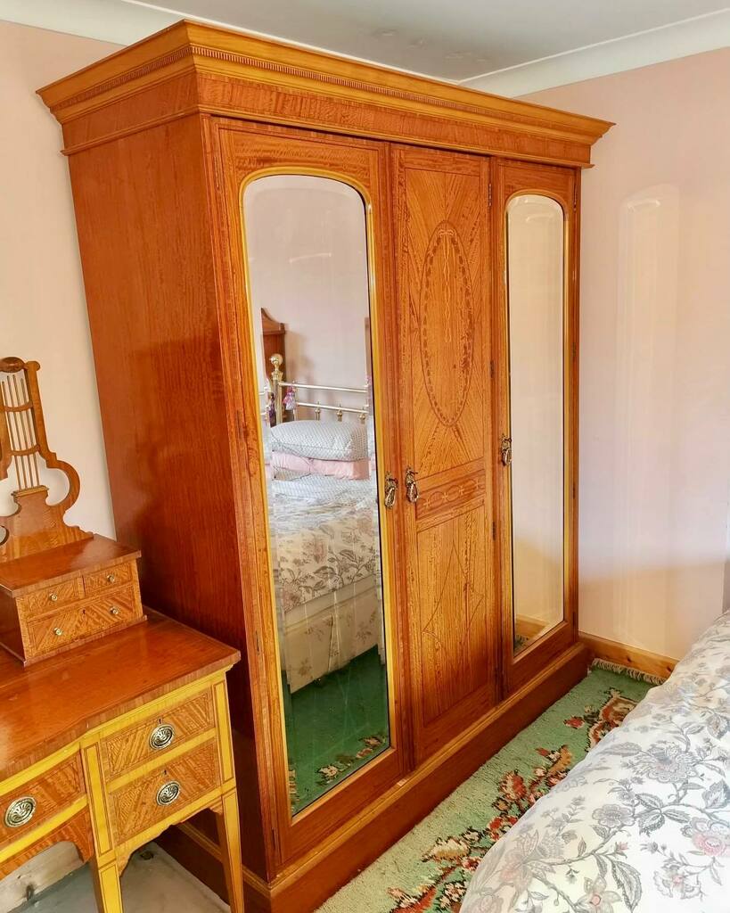 Large Maple & Co satinwood bedroom suite, fine quality and beautifully inlaid ! #atheyantiques #maple&co #bedroomsuite #satinwoodfurniture #antiquewardrobe #antiquedressingtable #antiquesforsale #antiques