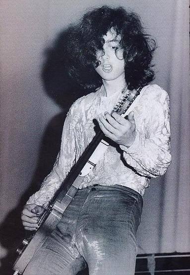 デヴィッド ボウイ 名言集 まだ僕のケツが青かった頃 60年代に何百万もあったバンドのひとつでセッションをやった そのセッション ギタリストが美術学校を出たばかりの若い男で 既にトップ セッションマンだった ジミー ペイジだった ちょうどファズ