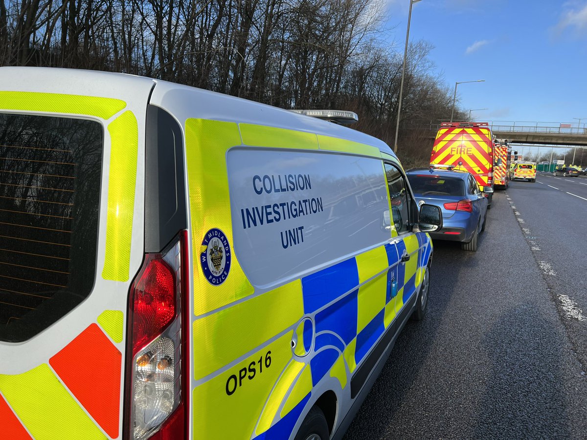 StaffsRCT's tweet image. CLOSED!!! M6 J10 to J10a closed due to a serious RTC.  We are working with @sciuwmp @HighwaysWMIDS @WestMidsFire @OFFICIALWMAS to re open to Road as soon as possible but it might be a few hours.  Please use the diversion routes. 5419