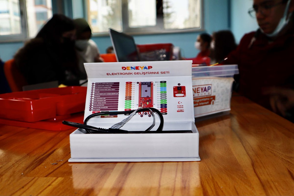GSB_ElazigGM's tweet photo. ➡️ #Denayap Teknoloji Atölyesindeyiz.
🔜 💻🚁🦾✈️🚀
Ülkemizin mühendislik kaynakları kullanılarak geliştirilen, #DeneyapKart ile “Elektronik Programlama & Nesnelerin İnterneti” dersimizde; elektronik uygulamalar geliştiriliyor.
#MilliTeknolojiHamlesi https://t.co/ITP0fK5bia