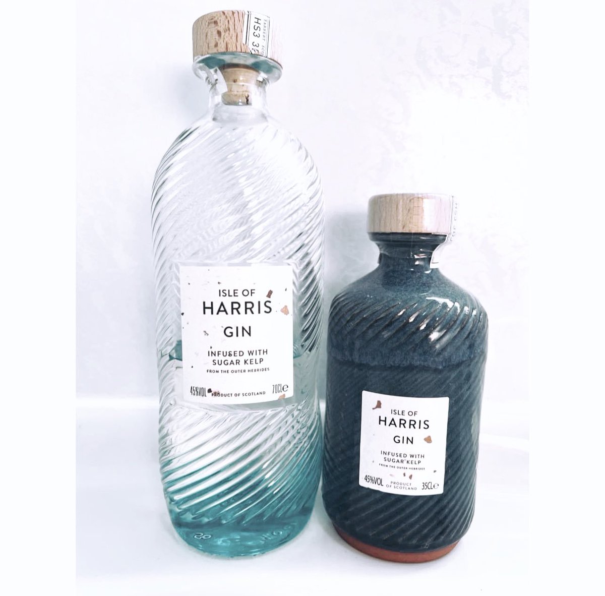 One of The Best Scottish made GIN from @harrisdistiller
#harrisgin #harrisdistilery

I was Very Fortune to Recieve a Isle of Harris Distillery Limited Edition ceilidh Bottles.

Served with a Wedge of Grapefruit & @WalterGTonic Original Tonic.
