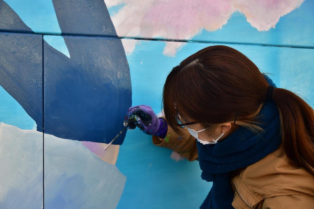 kadai_creative's tweet photo. こんばんは！KADAI CREATIVEです！

今日はついにこのバスの主役である人物と傘の塗りをしましたー✨

全体像は完成してからのお楽しみなので今日は近くから…🥺

明日も張り切っていきましょう！ https://t.co/7TYJbSEDr7