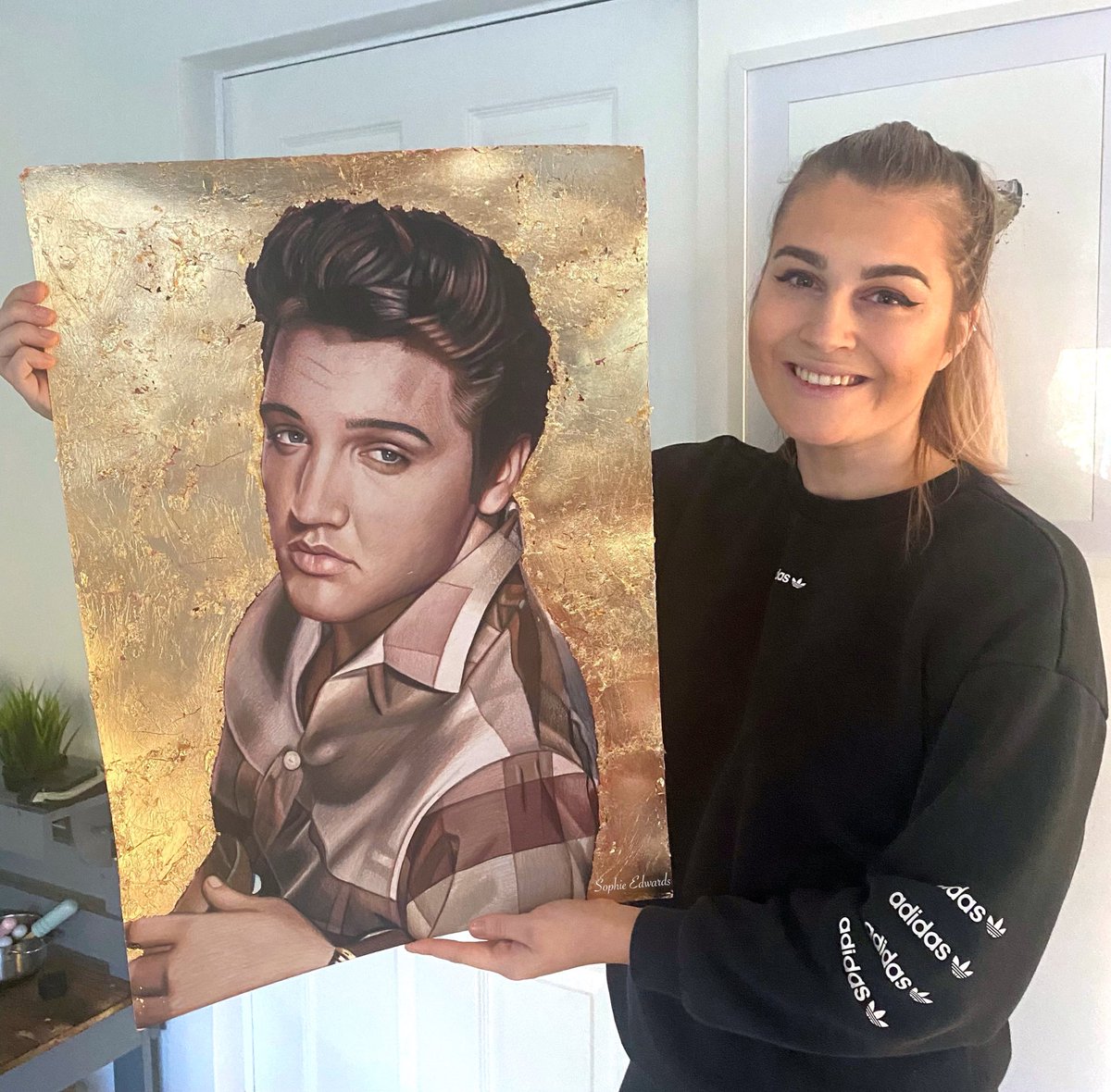 Drawing I have done of Elvis Presley. All done with pencil and 24K gold leaf. Please share ✏️