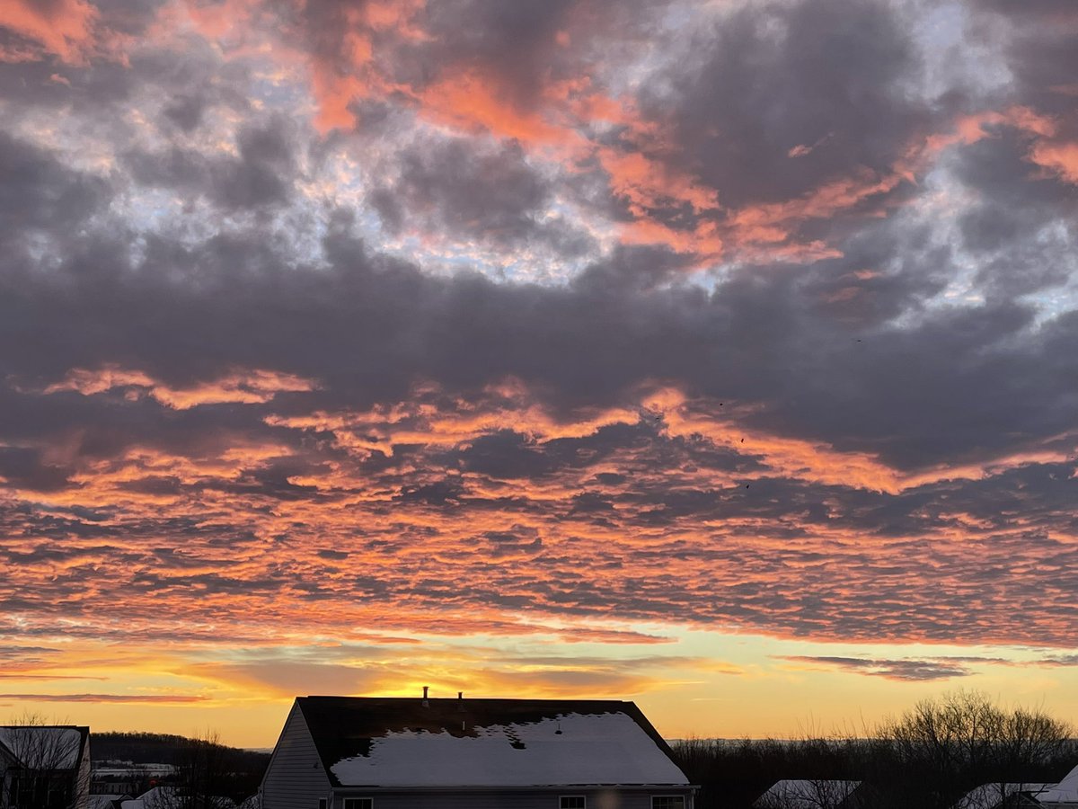 thefrogpond102's tweet photo. Another beautiful sunrise captured (sorta) through the window. @peytonkatz3 #toocoldtooearly https://t.co/PBytNm7GZG