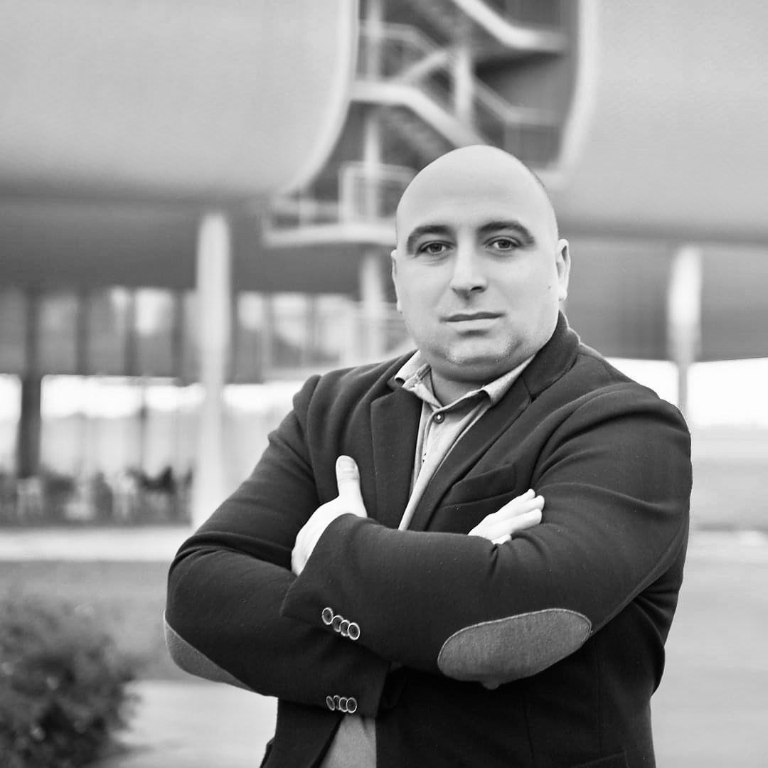 Aún en shock por la pérdida de Fran Pérez. Para mí era un amigo, trabajador incansable, gran comunicador sin pelos en la lengua. Empezamos muy mal el 2022. El mundo será un poquito peor sin ti. Mucha fuerza a su familia y un abrazo inmenso a Álvaro, su socio y cómplice. D.E.P. 🖤