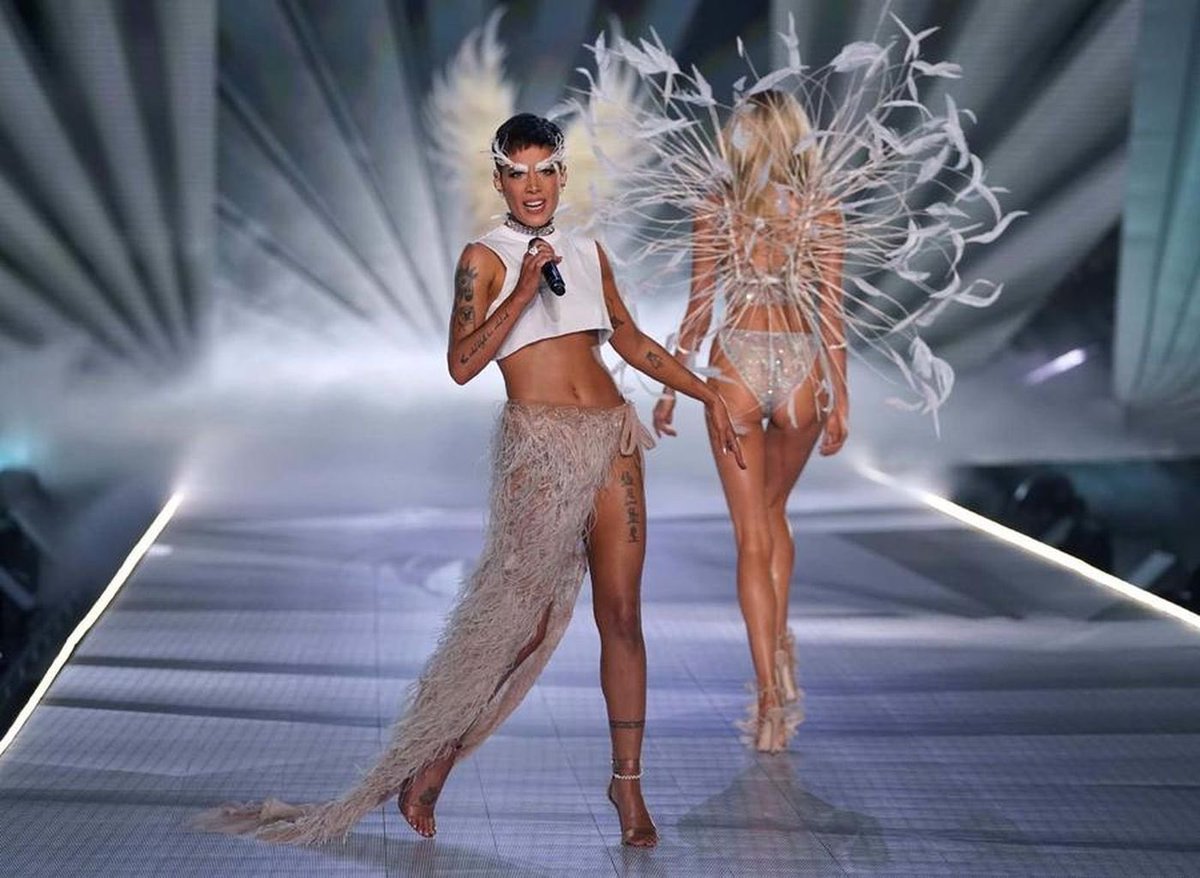VSPINK_JPN's tweet photo. 久々に感謝❤︎Request 
#VSF2018 #VSFashionShow2018 

Halsey (@halsey )with…

Elsa Hosk(@elsahosk ) https://t.co/YfGsM6ZVbN