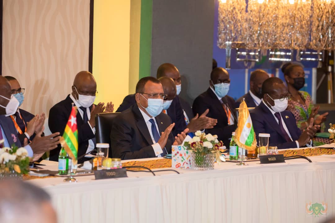 PresidenceNiger's tweet photo. Début à l'instant du Sommet extraordinaire des Chefs d'Etat des pays membres de L'UEMOA, avant celui de la CEDEAO.
LE Président de la République S.E.M @mohamedbazoum y prend part au côté de ses pairs, à Accra au Ghana. https://t.co/7hxtcumCXi