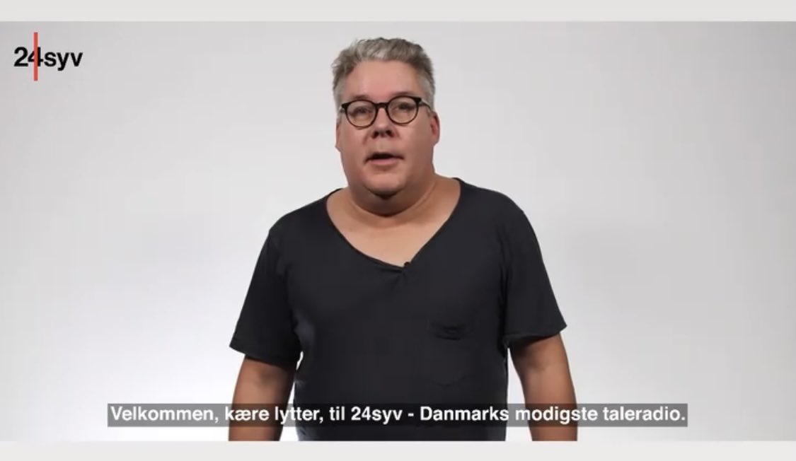 LasseBjerrum's tweet photo. Man kan sige meget om Simon Andersen, men jeg tager sgu hatten af for den v-hals dér. Umiddelbart vil jeg skyde på, at en Fiat Punto kunne klemme sig igennem. Modigt! https://t.co/GFbjV7CSHA