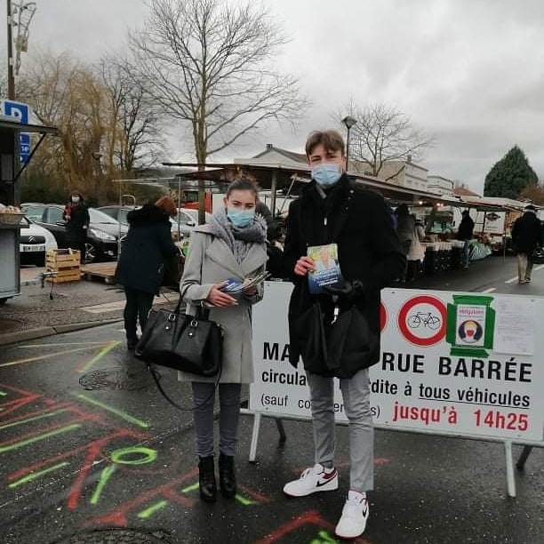 ex_RNJ54's tweet photo. Les jeunes de @GNation54_off étaient présents ce matin sur le marché de Pulnoy pour échanger avec vous.
#MLaFrance #rassemblementnational #generationnation https://t.co/juki35vUdS