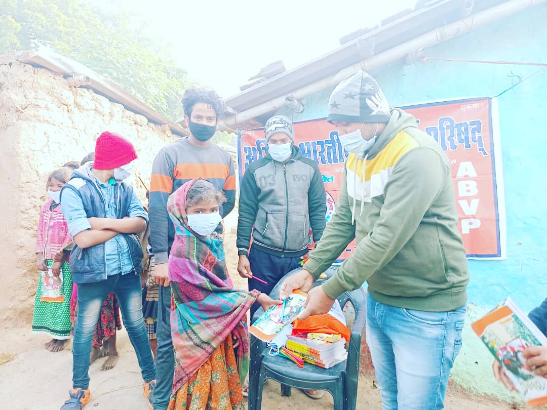 Abvpmunger's tweet photo. लगातार 30वां सप्ताह अभाविप हवेली खड़गपुर के द्वारा मिशन एजुकेशन के तहत नगर क्षेत्र के सितुहार मुशहरी टोला में जरूरतमंद बच्चों को कोविड-19 का पालन करते हुए बच्चों को पाठ्य सामग्री, बिस्किट एवं मास्क का वितरण किया गया,

@Bihar_ABVP @ABVPVoice https://t.co/3QOYQ9WDUg