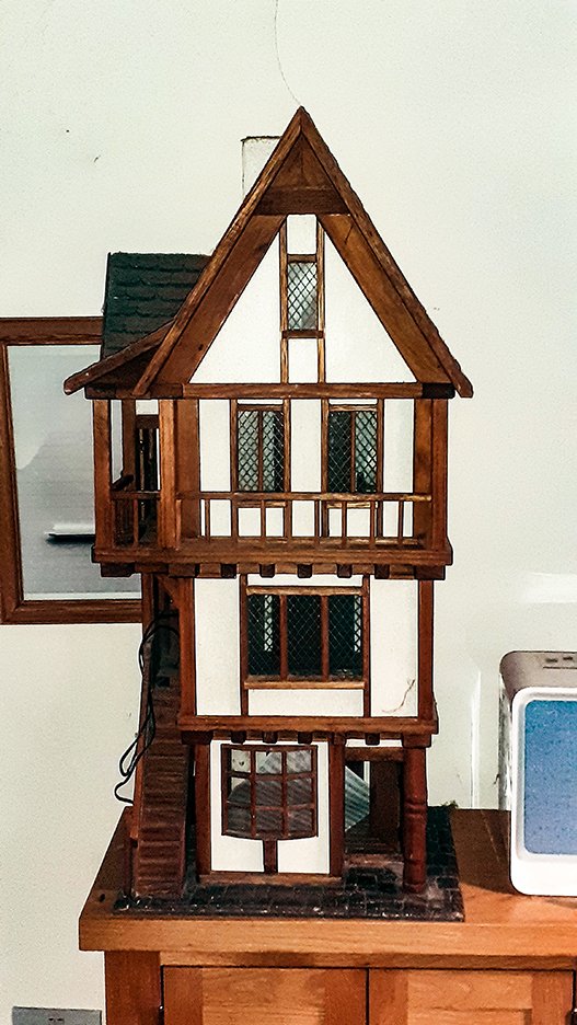 CollectableMr's tweet image. Any info on who might have made this wonderful 1:12 Tudor dolls house would be appreciated #miniatures #dollshouse #dollhouse #tudorhouse #ukminiatures #artisan